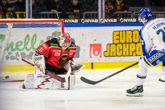 Leksands Lukas Vejdemo gör 0-2 bakom Luleås målvakt
