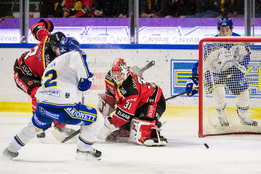 Leksands Kalle Östman gör 1-3 bakom Luleås målvakt