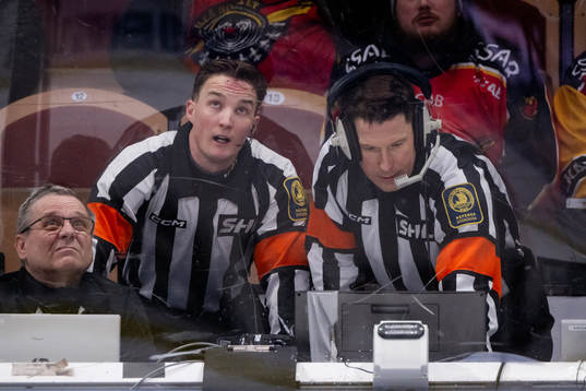 Domare Tobias Björk och Alexander Österberg med en