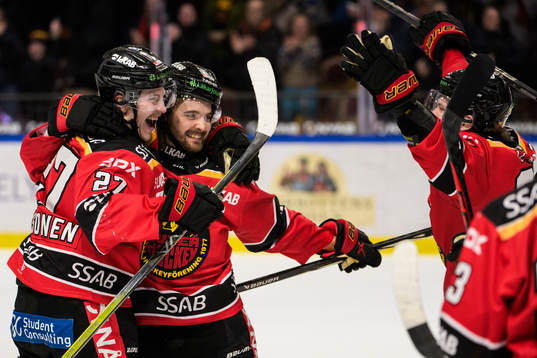 Luleås Oskari Laaksonen och Adam Brodecki jublar