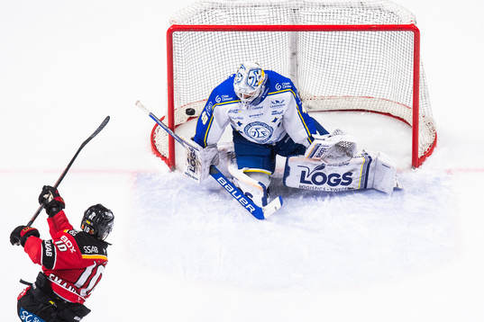 Luleås Einar Emanuelsson gör 3-3 bakom Leksands målvakt