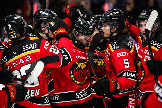 Luleås Adam Brodecki jublar med lagkamrater