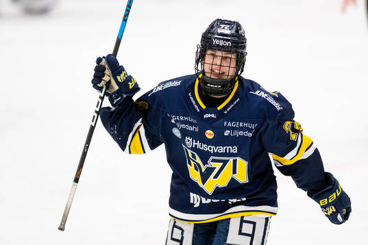 HV71s Kiira Yrjänen jublar