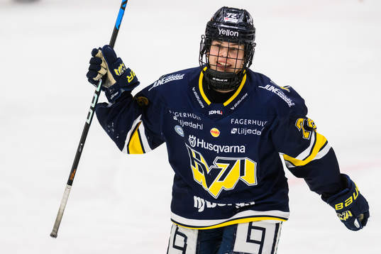 HV71s Kiira Yrjänen jublar