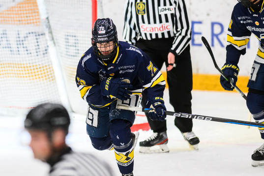 HV71s Kiira Yrjänen jublar