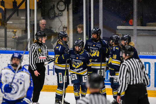 HV71s Kiira Yrjänen jublar