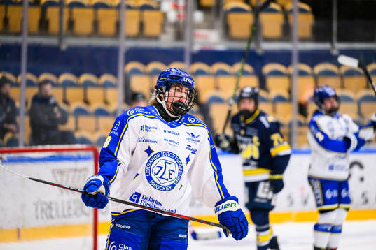 Leksands Ella Albinsson depparunder ishockeymatchen i SDHL