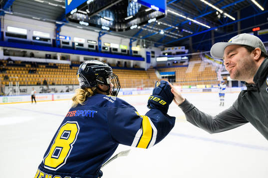 HV71s Hilda Svensson jublar