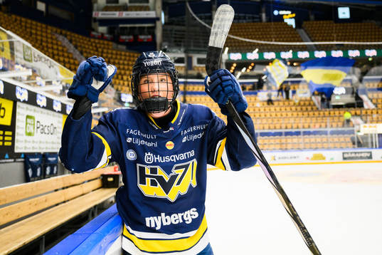 HV71s Hilda Svensson jublar