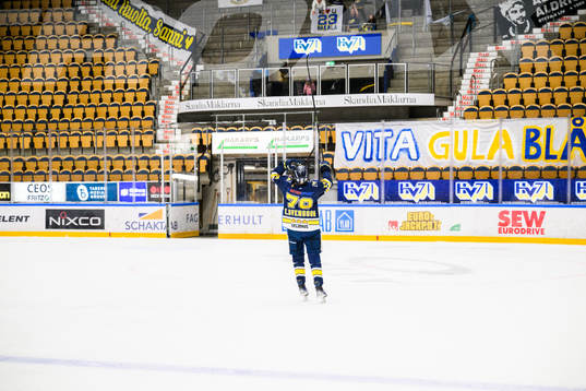 HV71s Elin Svensson jublar och tackar fansen
