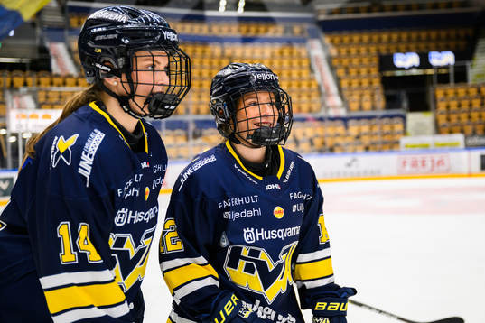 HV71s Evelina Arvidsson och Eimear Leacy  jublar
