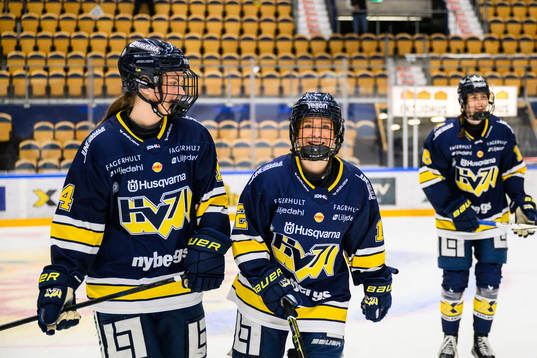 HV71s Evelina Arvidsson och Eimear Leacy  jublar