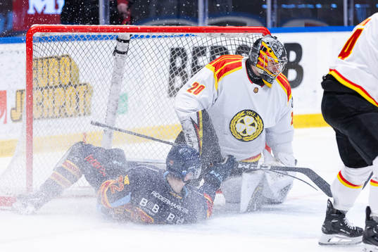 Djurgårdens Wiktor Nilsson och Brynäs målvakt Damian