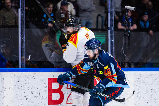 Brynäs Jordie Benn och Djurgårdens Albin Grewe