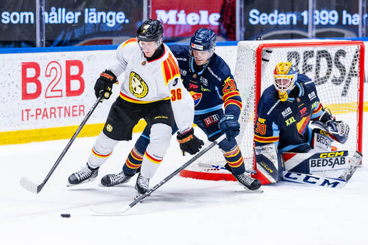 Brynäs Linus Ölund oroar framför Djurgårdens Axel