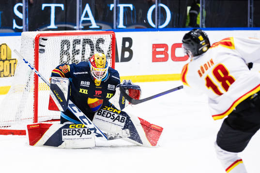 Djurgårdens målvakt Hugo Hävelid i en målchans av