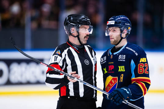 domare 11 Daniel Wessner och Djurgårdens Wiktor Nilsson