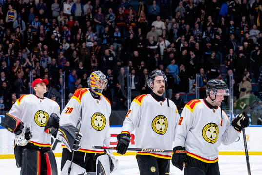 Brynäs målvakt Damian Clara , Jack Kopacka och Johan