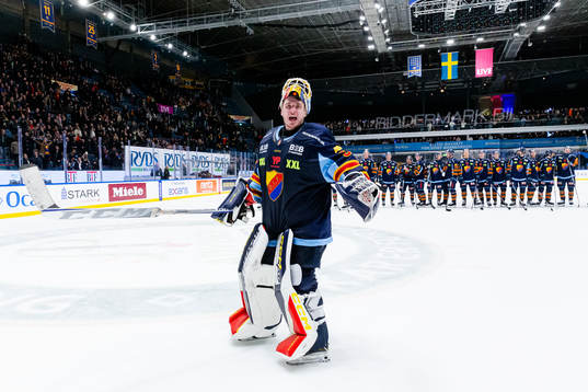 Djurgårdens målvakt Hugo Hävelid jublar
