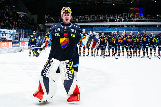 Djurgårdens målvakt Hugo Hävelid jublar