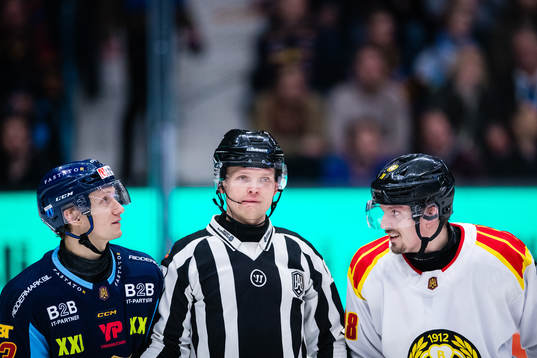 Djurgårdens David Blomgren och Brynäs Johannes Kinnvall i