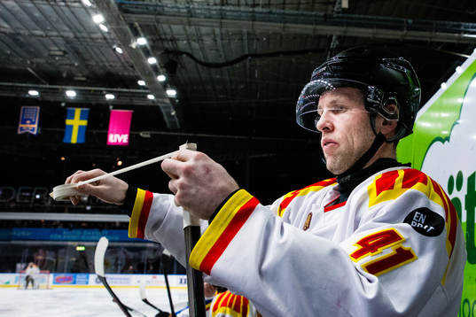 Brynäs Greg Scott lindar en klubba