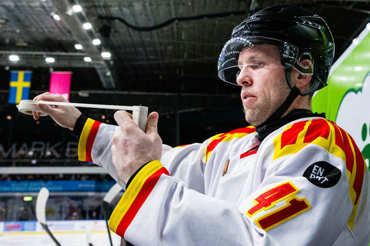Brynäs Greg Scott lindar en klubba