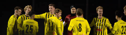 IFK Hässleholms lagkapten Axel Henriksson samlar sina