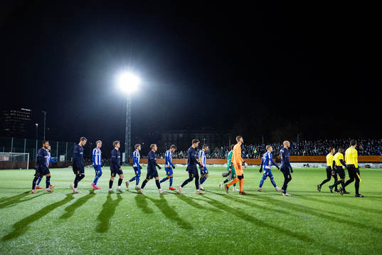 Lagen på väg ut på planen innan träningsmatchen i