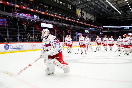 Timrås målvakt Jacob Johansson jublar