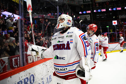 Timrås målvakt Jacob Johansson jublar