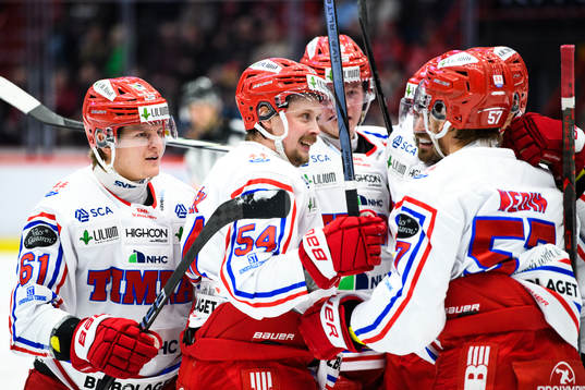 Timrås Axel Rindell jublar med lagkamrater