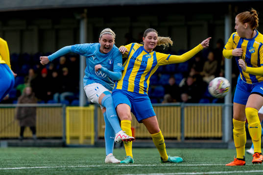 Malmö FFs Rebecka Holm och Eskilsminnes Saga Hagman