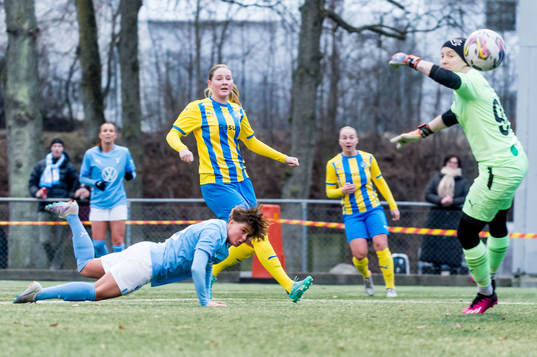 Malmö FFs Ema Paljevic och Eskilsminnes målvakt Sacha