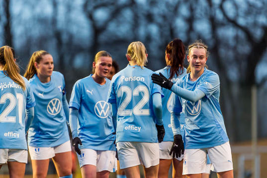 Malmö FFs Beatrice Persson jublar med lagkamraterna