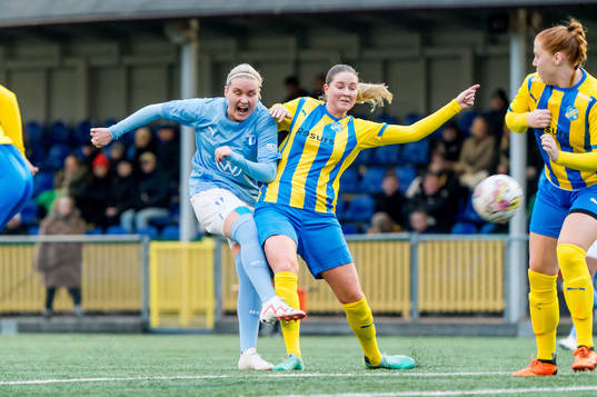 Malmö FFs Rebecka Holm och Eskilsminnes Saga Hagman