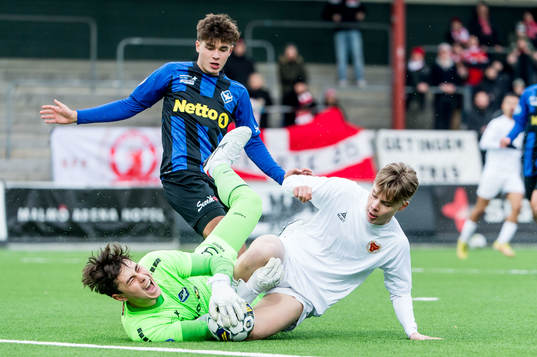 Kalmars Ville Nilsson och HB Køges målvakt Dulat