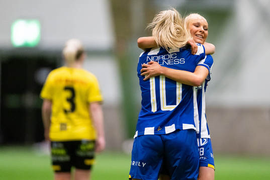 IFK Göteborgs Ebba Fjordskär och Leia Molund jublar