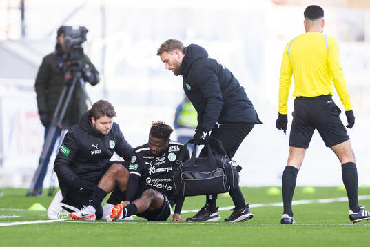 Västerås SKs Henry Offia har ont