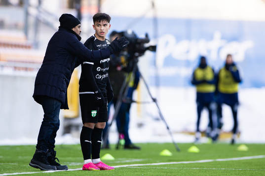 Västerås SKs Alexander Thongla-Iad Warneryd med tränare