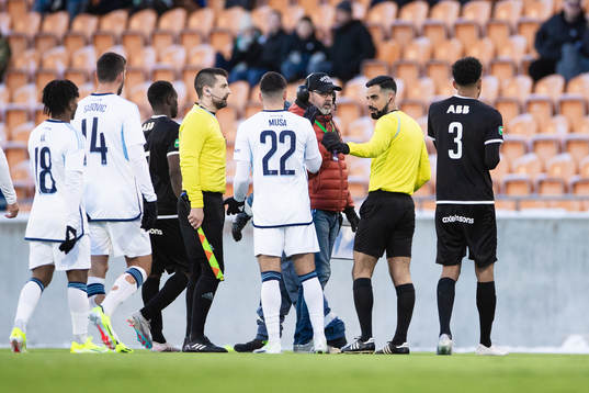 domare Mohammed Al-Hakim med Djurgårdens spelare