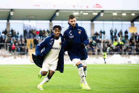 Djurgårdens Felix Va och Besard Sabovic värmer upp
