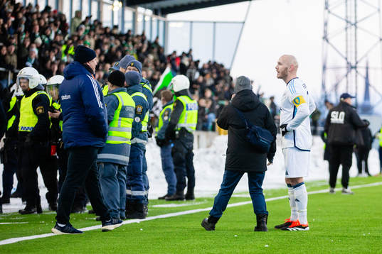 Djurgårdens Magnus Eriksson vid läktaren
