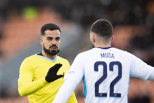 Domare Mohammed Al-Hakim och Djurgårdens Musa Gurbanli