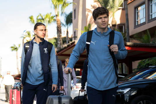 Malmö FFs Elison Makolli och Oliver Berg vid ankomsten