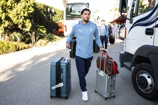 Malmö FFs Sergio Pena vid ankomsten till spelarhotellet