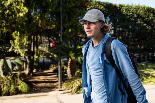 Sebastian Nanasi vid ankomsten till spelarhotellet