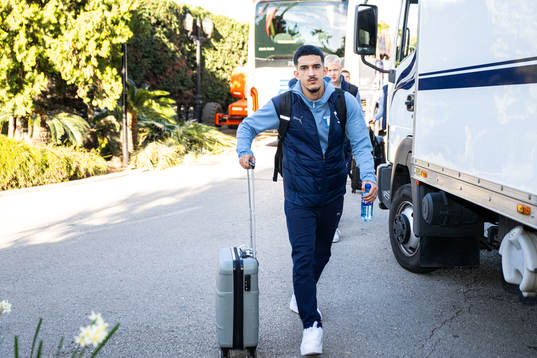 Zakaria Loukili vid ankomsten till spelarhotellet