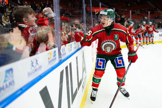 Frölundas Max Friberg värmer upp i en replika av