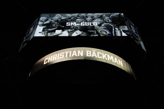 Frölundas Christian Bäckman får sin tröja hissad